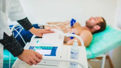 Bakıdakı xəstəxanalara yeni elektrokardioqramma aparatları verildi