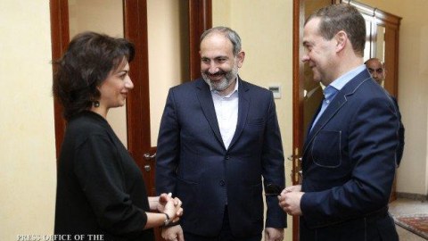 Medvedev Paşinyandan YAZDI: Arvadı peçenye ilə düşmənlərimizə getdi