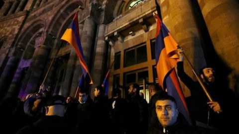 İrəvanda çaxnaşma: Polislə etirazçılar toqquşdu - 34 yaralı var