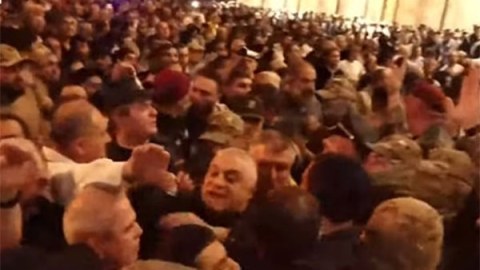 İrəvanda gərgin vəziyyət: Polislə etirazçılar toqquşdu 