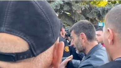 Ermənistanda ölən hərbçilərin valideynləri deputatlarla dalaşdı - VİDEO