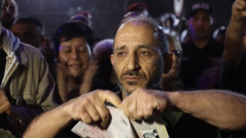 Ermənilər Rusiya səfirliyi önündə pasportlarını cırdılar - VİDEO
