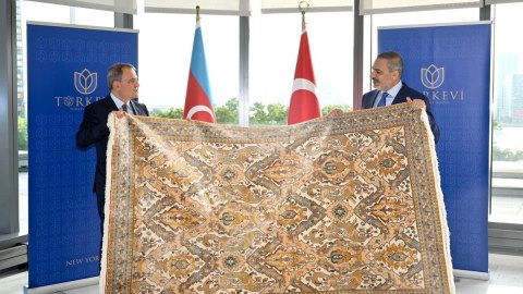 Hakan Fidana Qarabağ xalçası hədiyyə edildi 