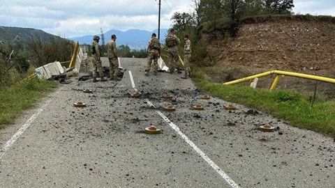 Ağdərədən çıxan ermənilər yolu minalayıb - FOTO