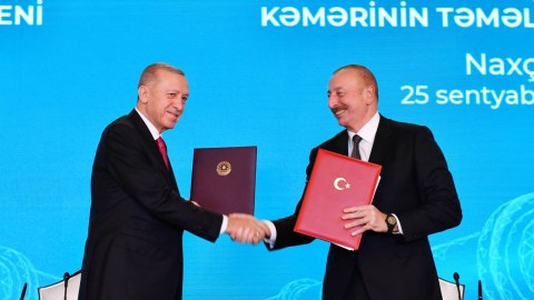 Qars-Naxçıvan dəmir yoluna dair niyyət protokolu imzalandı