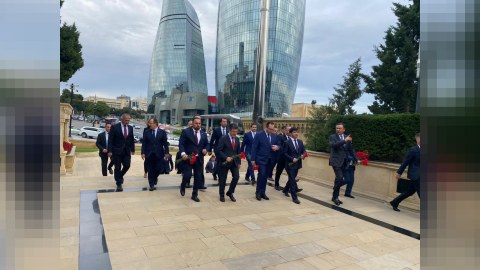 Türkiyəli nazir Şəhidlər xiyabanını ziyarət etdi - FOTOLAR