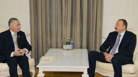 Ekmələddin İhsanoğlu İlham Əliyevi təbrik etdi