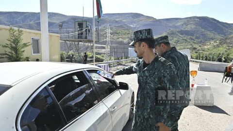 Sərhədçilərimiz ermənilərə su və şirniyyat payladı - FOTO