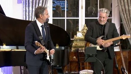 Blinken gitara çaldı, mahnı oxudu - VİDEO