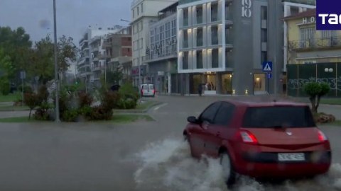 Yunanıstanda təbii fəlakət - Evləri su basdı