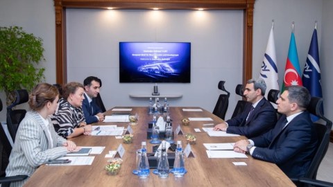 ADY sədri Avropa Yenidənqurma və İnkişaf Bankının baş bankiri ilə görüşdü
