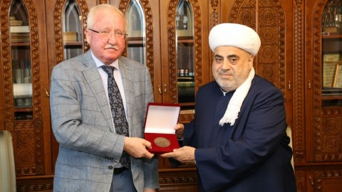 Şeyx Nabatxanım Aşurbəylinin nəvəsi ilə görüşüb - FOTO