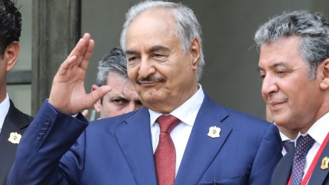 Putin Xəlifə Haftarla görüşdü