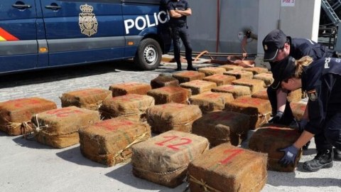 Balıqçı gəmisində bir ton kokain ələ keçirildi