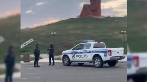 Azərbaycan polisi “Biz və bizim dağlar” abidəsinin yanında - Xankəndinin girişi - VİDEO