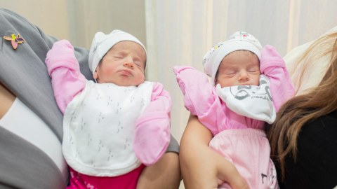 Şəhidin yeni doğulan əkizlərinin hesabına 10 min manat KÖÇÜRÜLDÜ