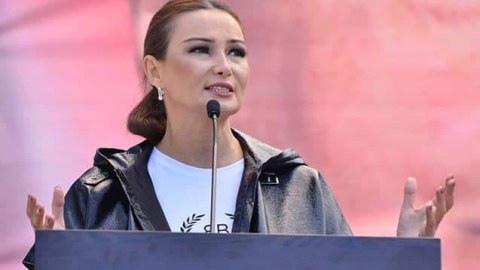 Xaricdə yaşayan jurnalist: “Qənirə xanımla İstanbuldan Bakıya qədər söhbət etdik”