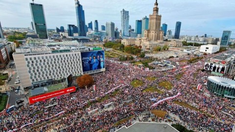 1 milyon insan küçəyə çıxdı