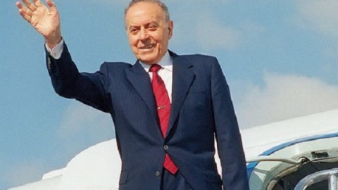 Tarixi qayıdış...