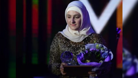 Kadırov dünən vəzifə verdiyi qızını bu gün təltif etdi