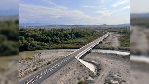 Həkəri çayı üzərində tikilən dəmir yolu körpüsünün tikintisi YEKUNLAŞIR