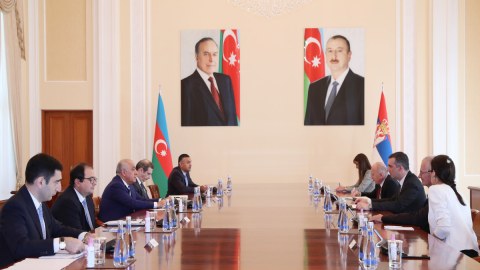 Baş nazir Serbiya spikeri ilə danışıqlar apardı