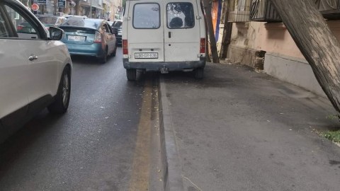 Səkidə maşın saxlayanlar cəzalandırıldı 