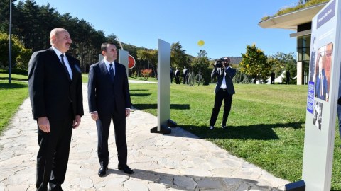 Prezident Tbilisidə Heydər Əliyevə həsr edilmiş fotosərgi ilə tanış olub - YENİLƏNİB