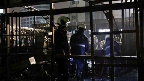 Hindistanda mağazada yanğın - 14 ölü