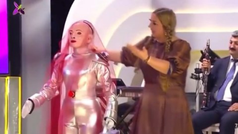 Canlı efirdə "robot"a xınayaxdı keçirdilər - VİDEO