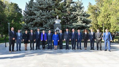 Spiker Buxarestdə Heydər Əliyevin abidəsini ziyarət etdi - FOTO