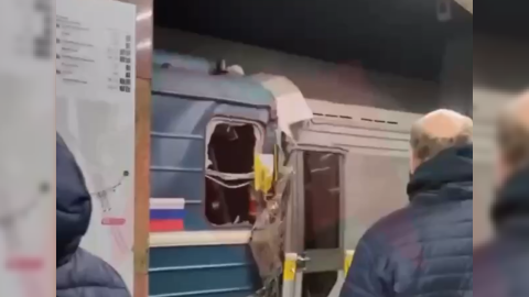 Moskva metrosunda qatarlar toqquşdu - VİDEO