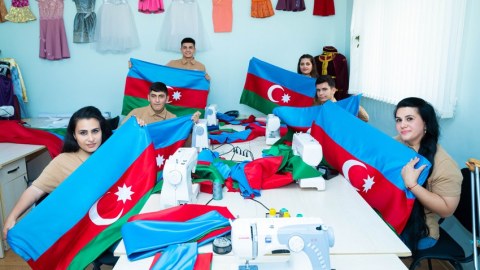 Əlilliyi olan şəxslər 44 Azərbaycan bayrağı tikdilər
