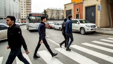 Bakıda minik maşını piyadanı vurdu - FOTO