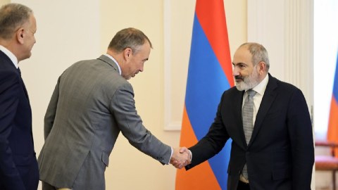 Klaar Paşinyanla müzakirə apardı