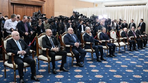 İlham Əliyev Şavkat Mirziyoyevin təltifolunma mərasimində iştirak etdi