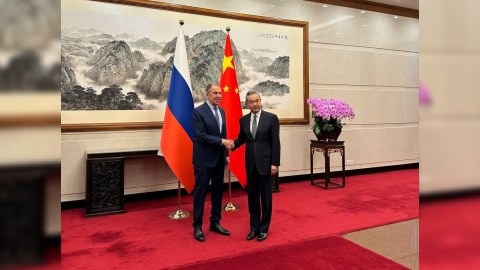 Lavrov çinli həmkarı ilə Putinin Pekin səfərini müzakirə etdi