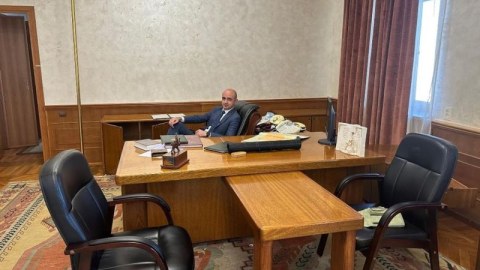 Jurnalist Arayikin Xankəndidəki kreslosunda əyləşdi - FOTO