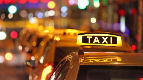 4 şirkət taksi sifarişi operatoru olmaq istəyir