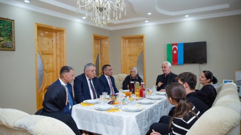 Nazir Zaqatalada şəhid ailəsini ziyarət edib