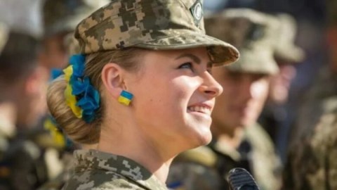 Ukrayna ordusunda döyüşə gedən qadınların sayı artıb
