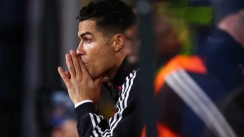 Azərkeş oyun zamanı Ronaldoya hücum etdi - FOTO