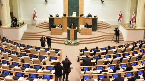 Parlament prezidentin impiçmenti məsələsinin müzakirəsinə başladı