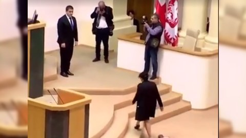 Bizə xəngəl və xaçapuriyə yox, Konstitusiyaya görə hörmət edin - Spiker