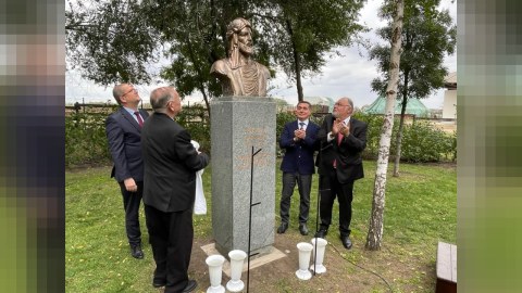 Macarıstanda Nizami Gəncəvinin büstü açıldı - FOTOLAR
