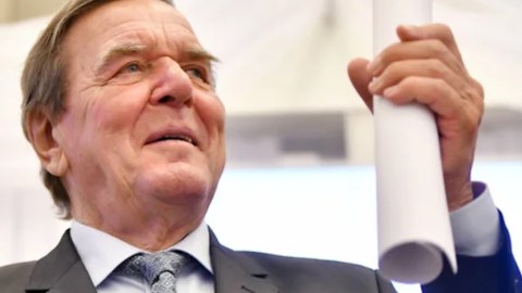 Şröder Ukrayna və Rusiya arasında vasitəçi olmaq istəyib