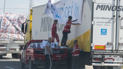 Qəzzaya növbəti yardım göndərildi - 17 maşın