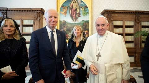 Roma Papası Baydenlə Yaxın Şərqdəki münaqişəni müzakirə etdi