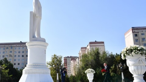 Prezident Sumqayıtda Heydər Əliyevin abidəsini ziyarət etdi