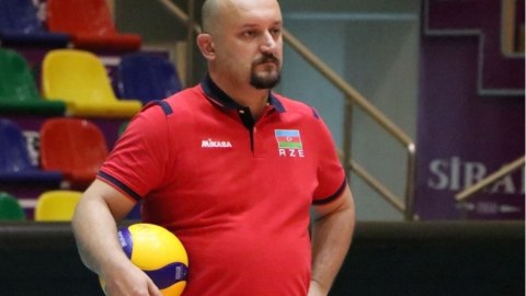 Millimiz baş məşqçi ilə yollarını ayırdı